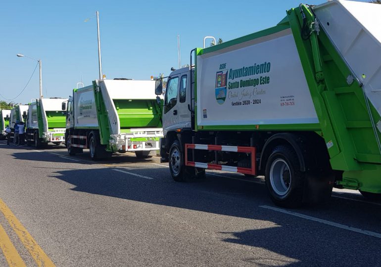 VIDEO|Llegan nuevos camiones de basura a SDE; Alcalde los exhibe en caravana