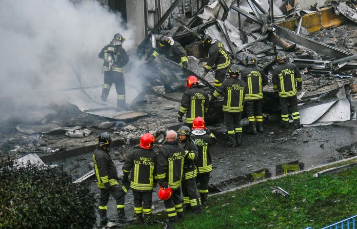 Fallecen ocho personas al estrellarse avión contra edificio cerca Milán