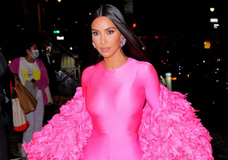 Kim Kardashian confirma que su color favorito para vestir este otoño es el rosa