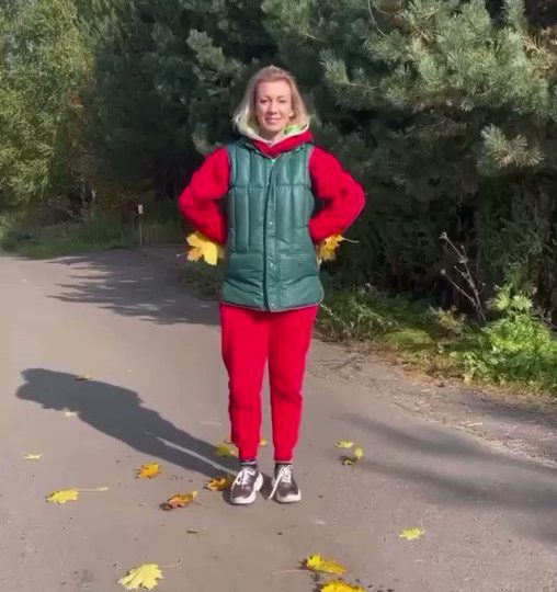 Portavoz de la Cancillería rusa María Zajárova muestra cómo baila bachata a lo ruso