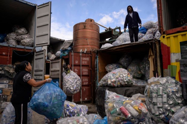 Miles de pobres de NY malviven del reciclaje de latas