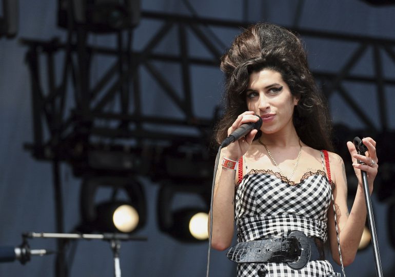 Subastan ropa y objetos de Amy Winehouse por 2 millones de dólares