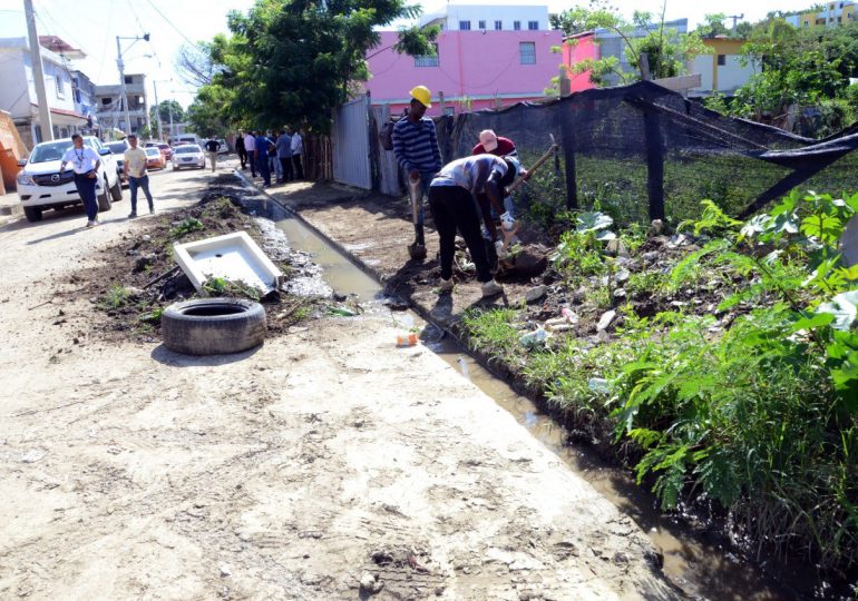 Ayuntamiento de Santiago inicia construcción de aceras, contenes y asfaltado en calle La Otra Banda