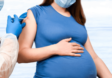 Autoridades de salud y UNICEF llaman a embarazadas a vacunarse contra COVID-19