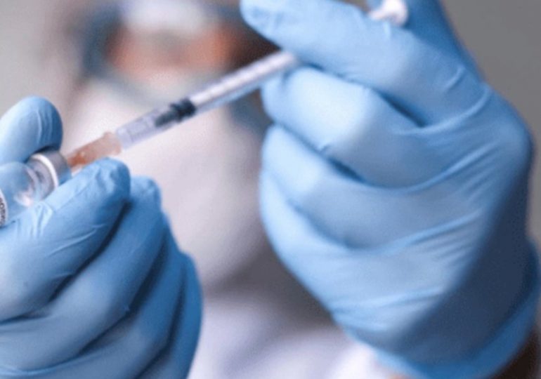 Es factible desarrollar "muy rápido" una vacuna contra la variante ómicron