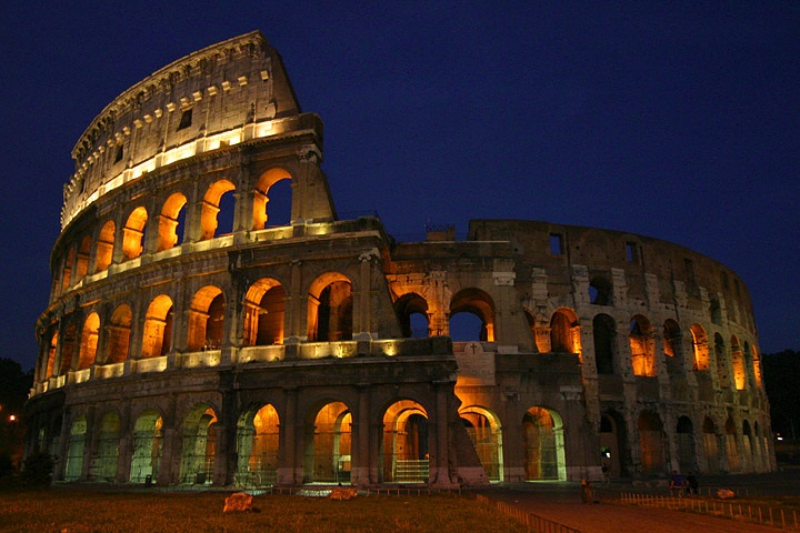 Multan a turistas por entrar de noche al Coliseo de Roma