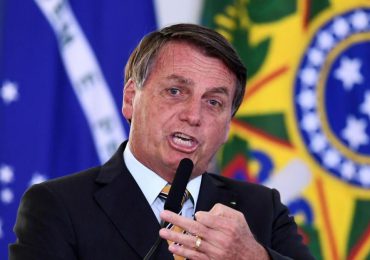 Bolsonaro tilda de "fastidio" noticias que alertan sobre la Amazonía