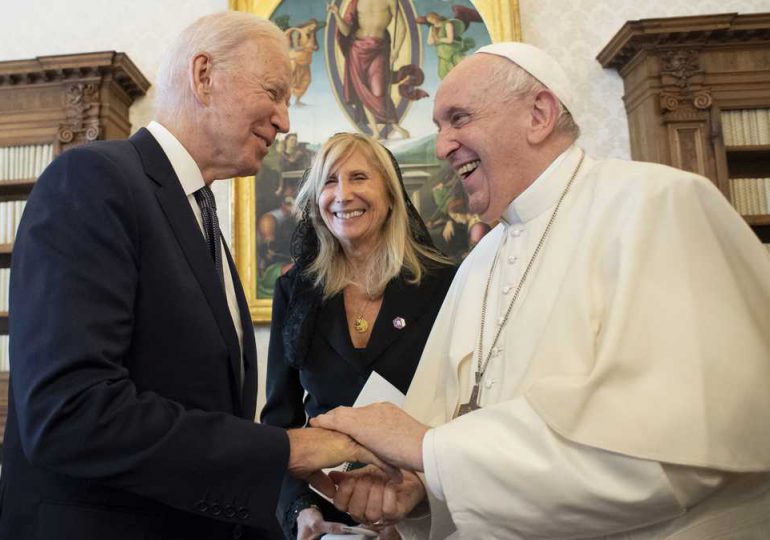 Biden rinde homenaje al papa Francisco, "una persona respetable"