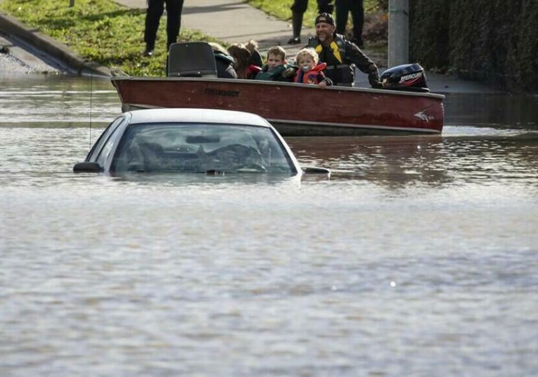 Búsqueda y evacuaciones continúan al oeste de Canadá afectado por inundaciones