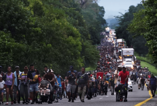 Nueva caravana con unos 2.000 migrantes parte desde el sur de México
