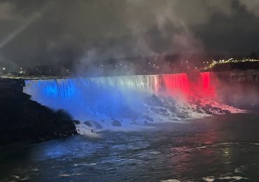 Embajada de RD en Canadá ilumina cataratas del Niágara por eliminación de violencia contra la mujer