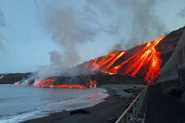 Confinan poblaciones en La Palma al llegar nueva colada de lava al mar
