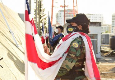 VIDEO | Mujeres militares comandan tradicional Izada de Bandera en el MIDE