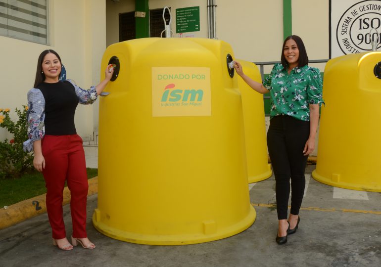 Industrias San Miguel entrega de zafacones de reciclaje al proyecto Nuvi