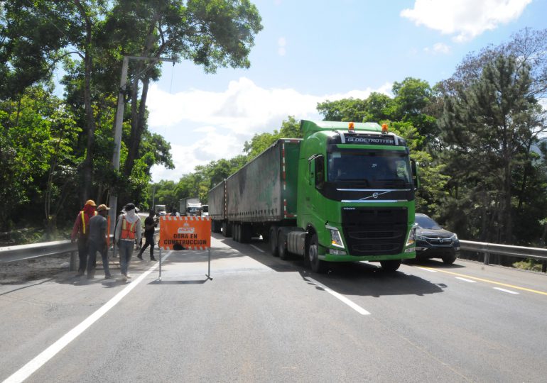 Obras Públicas abre tránsito luego de corregir socavón en km 60 de la autopista Duarte