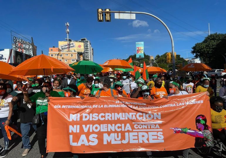 Organizaciones marchan en contra de la violencia contra la mujer