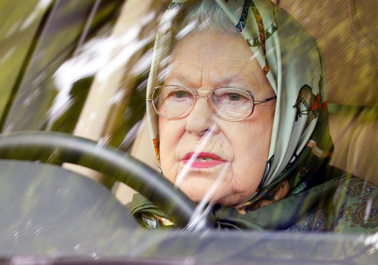 Fotografías de la reina Isabel II conduciendo un auto tranquilizan sobre su estado de salud