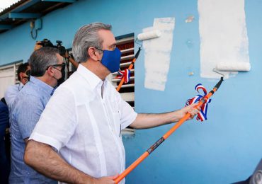 Abinader deja iniciado proyecto construcción de 40 viviendas ecológicas en el barrio Don Bosco de Barahona