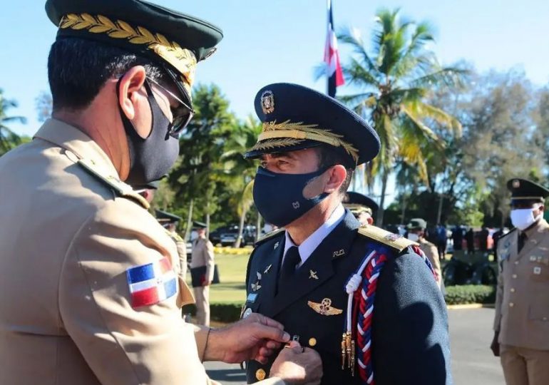 Condecoran con la orden al “Mérito Militar” al Comandante General de la Fuerza Aérea