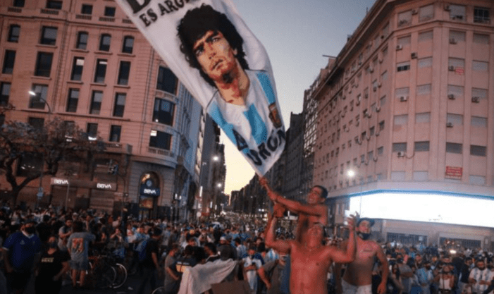 A un año de su muerte, Maradona vive en el alma del mundo fútbol