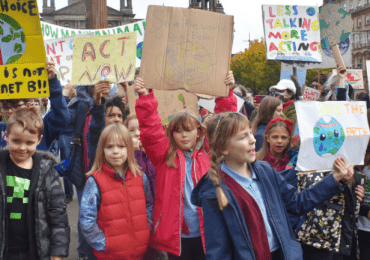 Jóvenes toman la COP26 para exigir acciones contra el cambio climático