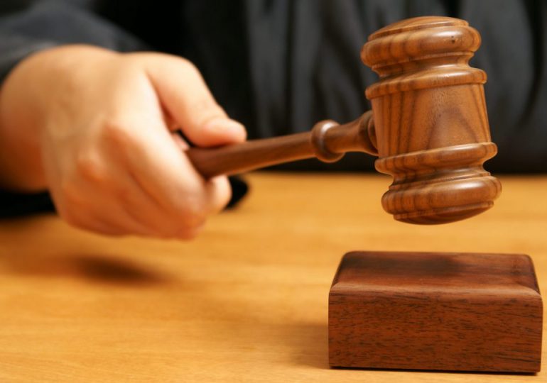 Tribunal envía a juicio a mujer que estafaba haciéndose pasar por agente consular