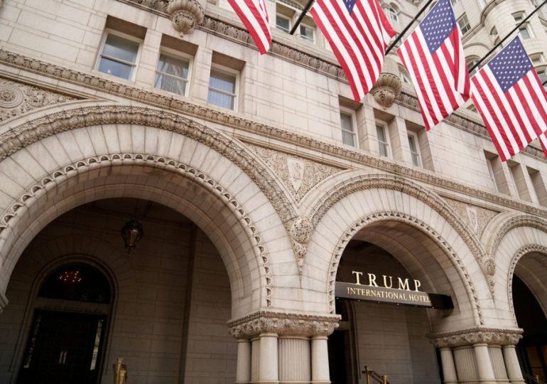 Trump cede su hotel en Washington y cierta forma de influencia