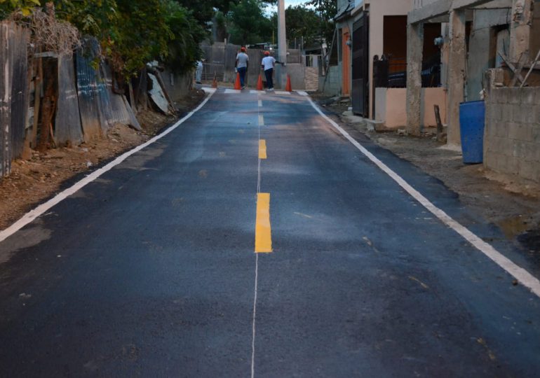 Alcaldía Santiago entrega calles asfaltadas en Villa Verde Gurabo e inicia construcción de parque en Las Charcas