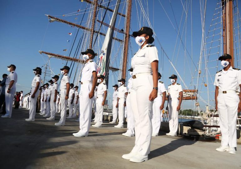 Buque Escuela de la Armada parte con 53 Guardiamarinas y Cadetes a bordo