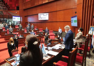 Senadores rinden dos minutos de silencio en memoria de Reinaldo Pared