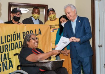 Entregan carta ciudadana al Senador Antonio Taveras demandando transformar Seguridad Social