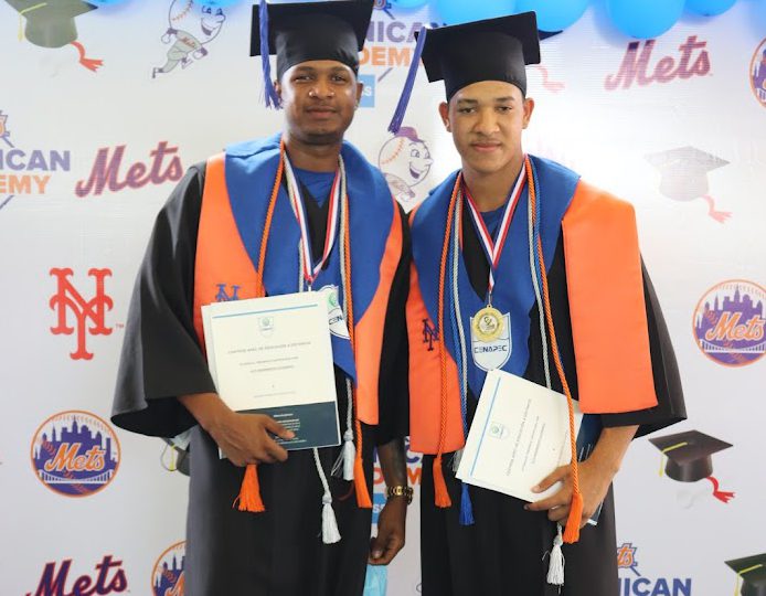 Academia Los Mets gradúa de bachiller 56 prospectos de diferentes nacionalidades