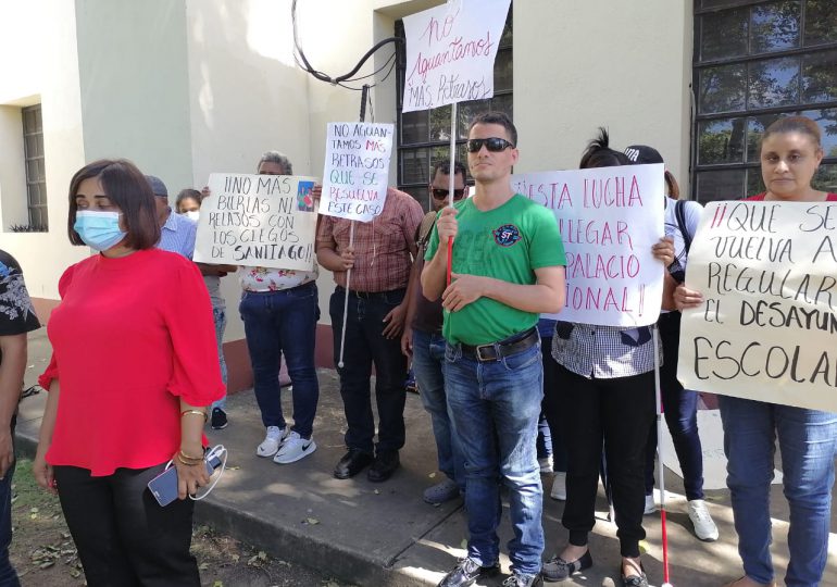 VIDEO | Discapacitados visuales manifiestan frente al Palacio Nacional por reivindicaciones educativas