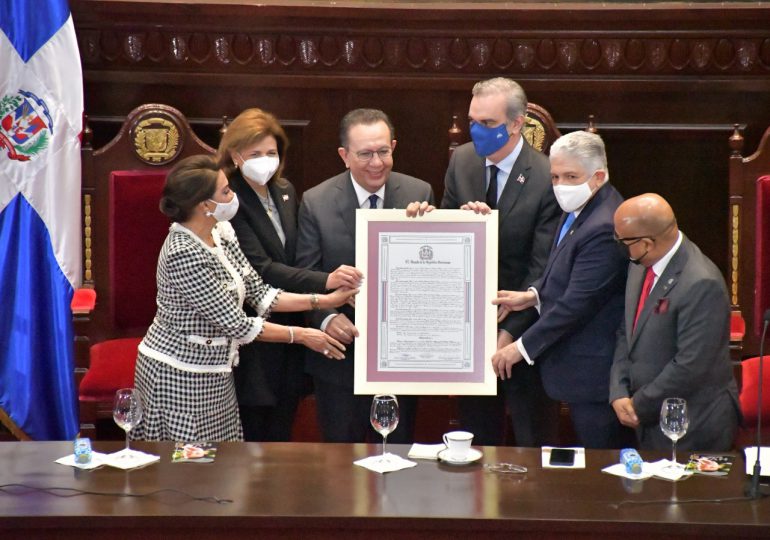 Senado de la República reconoce a Héctor Valdez Albizu, gobernador del Banco Central