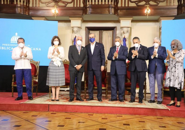 Abinader entrega Premio Nacional de Calidad a siete instituciones públicas por mayores avances en gestión