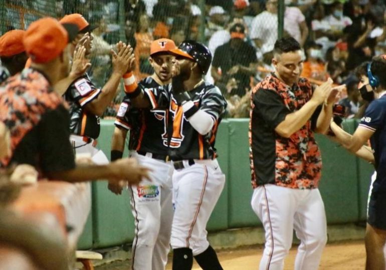 Gigantes cortan racha de Toros en noche histórica de Valdés