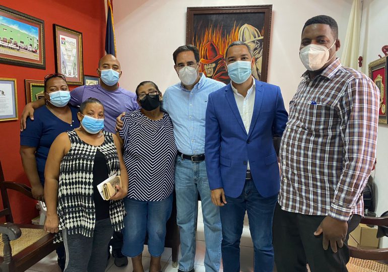 Grupo farmacéutico auxilia a familias de bomberos que murieron en incendio en La Vega