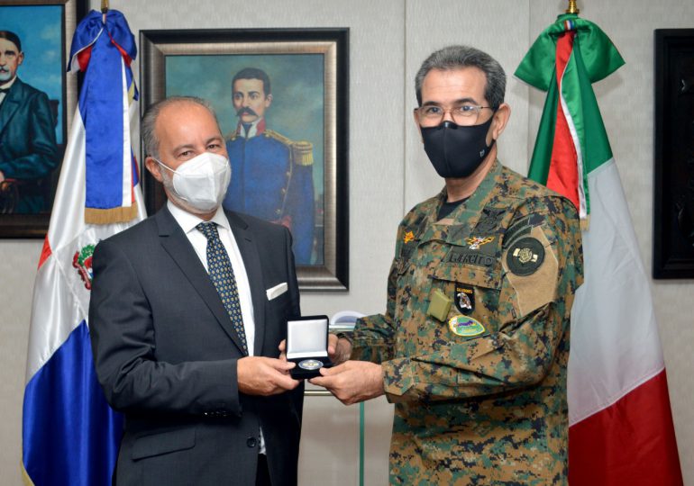 Ministro de Defensa recibe al Embajador de Italia en el país