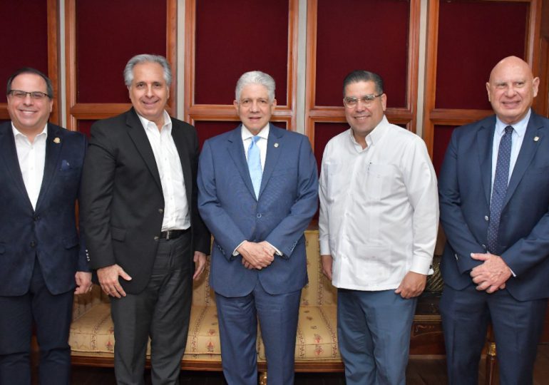 Presidente del Senado recibe a miembros de la Cámara de Representantes de Puerto Rico