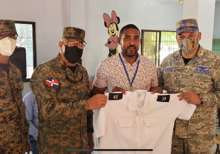 Industria Militar FF.AA. dona uniformes a integrantes de la Banda de Música de Pedernales