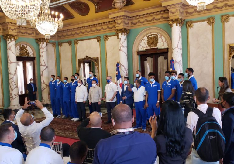 Presidente Abinader entrega bandera dominicana a selección nacional de Baloncesto