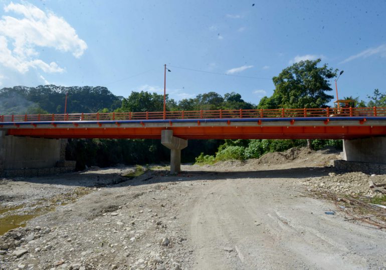 Gobierno inaugura un puente en Cambita y un liceo secundario en Najayo Arriba