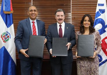 Indotel y Claro firman contrato que expandirá zonas de cobertura en RD