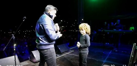Niño cautiva en concierto de Jerry Rivera en Ecuador