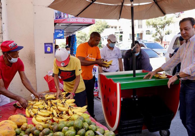 Alcaldía de Santiago inicia sustitución de mesas por dispensadores para vendedores informales