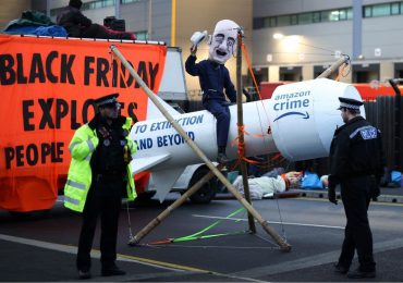 En el "Black Friday", activistas protestan ante instalaciones de Amazon en Europa