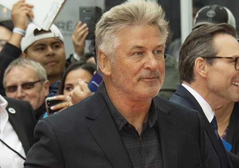 Alec Baldwin reclama la presencia de un policía en los rodajes tras incidente