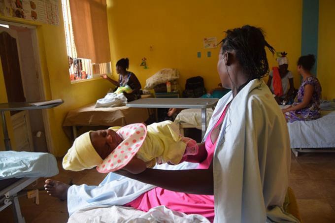 Gobierno limitará atención médica en hospitales a haitianos ilegales