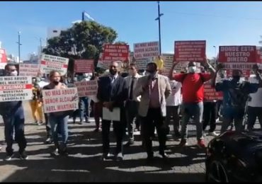 VIDEO | Ex empleados del Ayuntamiento de Santiago protestan frente a la Defensoría del Pueblo