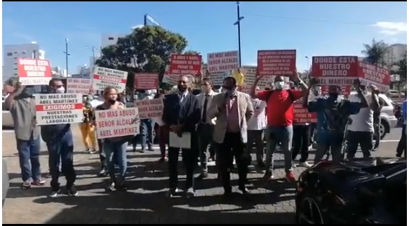 VIDEO | Ex empleados del Ayuntamiento de Santiago protestan frente a la Defensoría del Pueblo